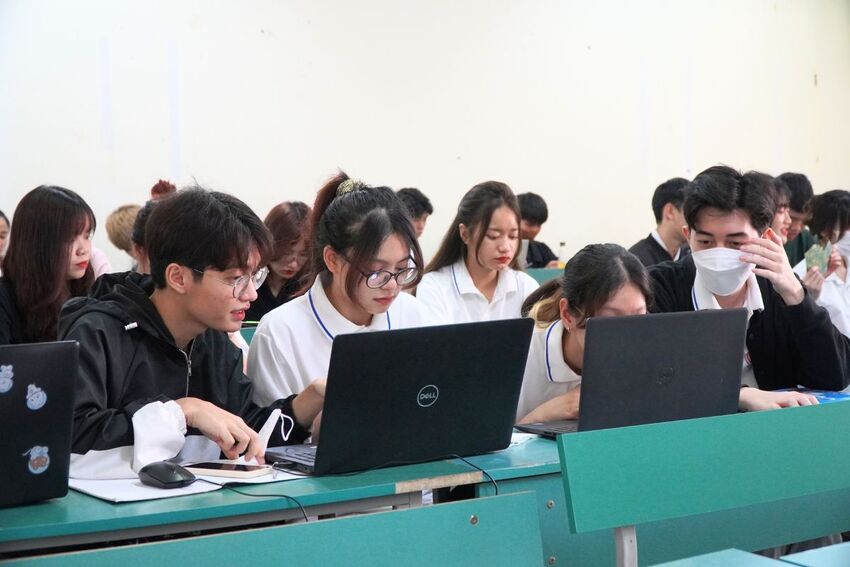 Học phí thấp, nhiều học bổng hỗ trợ